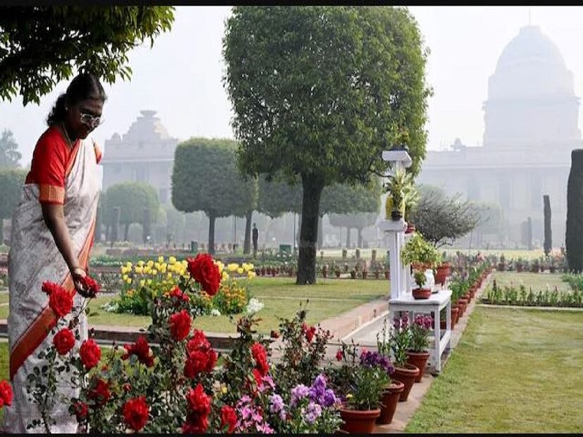 শোনা যাচ্ছে, আগামী ১২ ফেব্রুায়ারি রাষ্ট্রপতি ভবনের মাদার টেরেজা ক্রাউন কমপ্লেক্সে এই বিয়ের আসর বসতে চলেছ৷ সেই অনুষ্ঠানে পাত্রী এবং পাত্র পক্ষের ঘনিষ্ঠ কয়েকজনই উপস্থিত থাকবেন৷