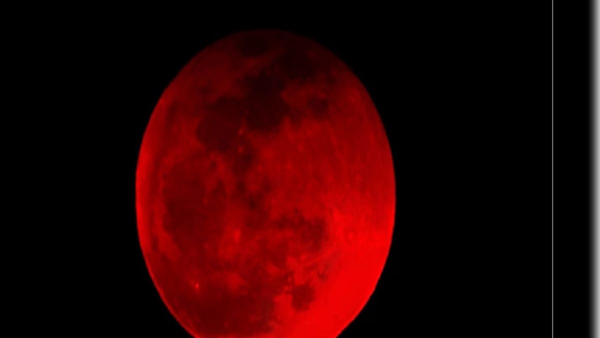 Red Moon In Lunar Eclipse: প্রায় অর্ধেক রাত ধরে চলবে চন্দ্র গ্রহণ, সাদা রঙ হারিয়ে চাঁদ হয়ে যাবে টকটকে লাল, কারণ জানেন কি