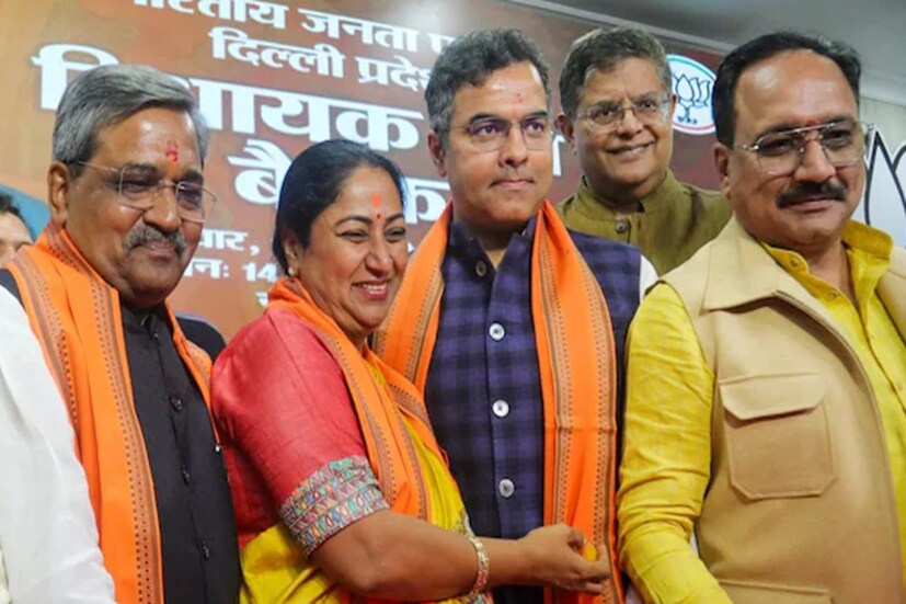পরিবার: স্বামী ও দুই সন্তানকে নিয়ে সংসার রেখার। তাঁর স্বামীর নাম মনীশ গুপ্ত। রেখার এক ছেলে এবং এক মেয়ে। 