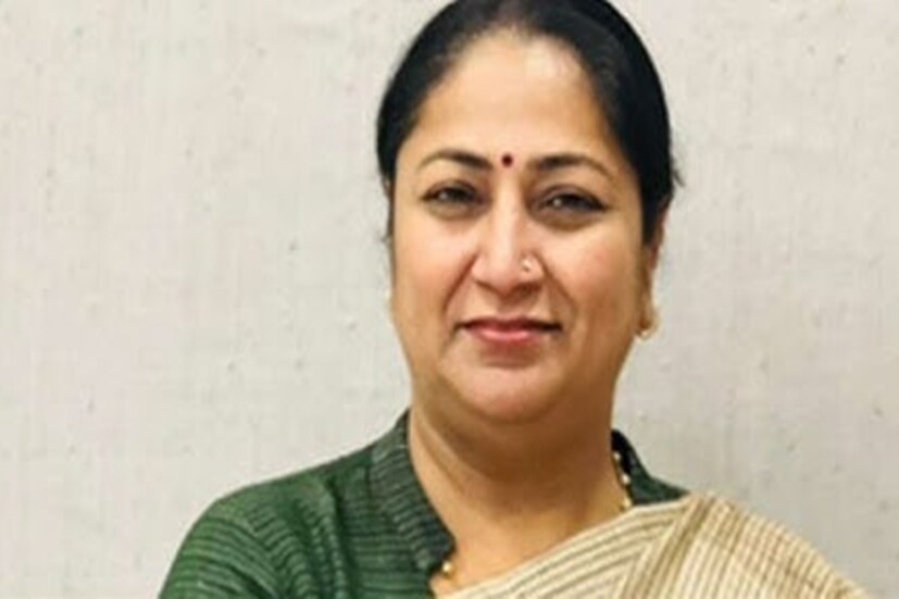 শিক্ষা ও পেশা: ১৯৯৩ সালে দিল্লি বিশ্ববিদ্যালয়ের দৌলত রাম কলেজ থেকে বাণিজ্যে স্নাতক হন রেখা। পরে ২০২২ সালে চৌধুরি চরণ সিং বিশ্ববিদ্যালয় থেকে এলএলবি করেন। রেখা পেশায় একজন আইনজীবী। 