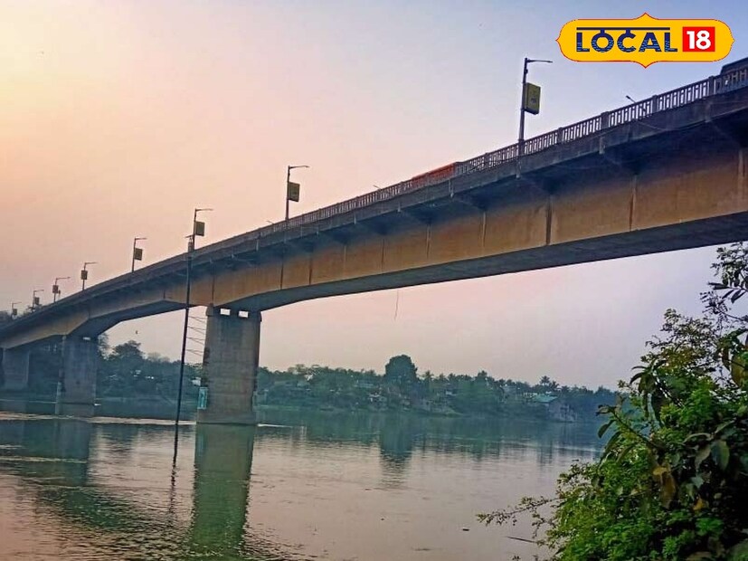 *আপনি কি সরস্বতী পুজোর ছুটিতে উত্তরবঙ্গ যাওয়ার কথা ভাবছেন। যাওয়ার আগে একটু জেনে নিন মুর্শিদাবাদ জেলার অত্যন্ত গুরুত্বপূর্ণ সেতু রামেন্দ্র সুন্দর ত্রিবেদী সেতুর অবস্থা। কারণ, রক্ষণাবেক্ষণের কারণে ১২ঘন্টা এই সেতু বন্ধ রাখার সিদ্ধান্ত নিয়েছে প্রশাসন। সরস্বতী পুজোর আগেই এই সেতু বন্ধ রাখতে বাধ্য হচ্ছে প্রশাসন। প্রতিবেদনঃ কৌশিক অধিকারী। সংগৃহীত ছবি। 