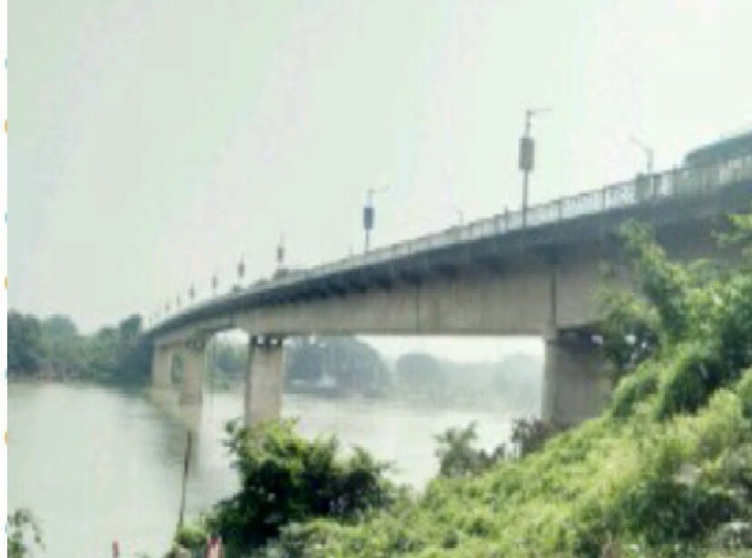 *শনিবার রাত বারোটা থেকে রবিবার দুপুর বারো'টা 12 ঘণ্টা বন্ধ থাকছে বহরমপুরের রামেন্দ্র সুন্দর সেতু। ভাগীরথীর উপর এই গুরুত্বপূর্ণ সেতু বহরমপুরকে কান্দি ও জঙ্গীপুরের সঙ্গে যুক্ত করে। তবে রক্ষণাবেক্ষণের কাজের জন্য এই সময়কালের মধ্যে সম্পূর্ণ বন্ধ থাকবে যান চলাচল। সংগৃহীত ছবি। 