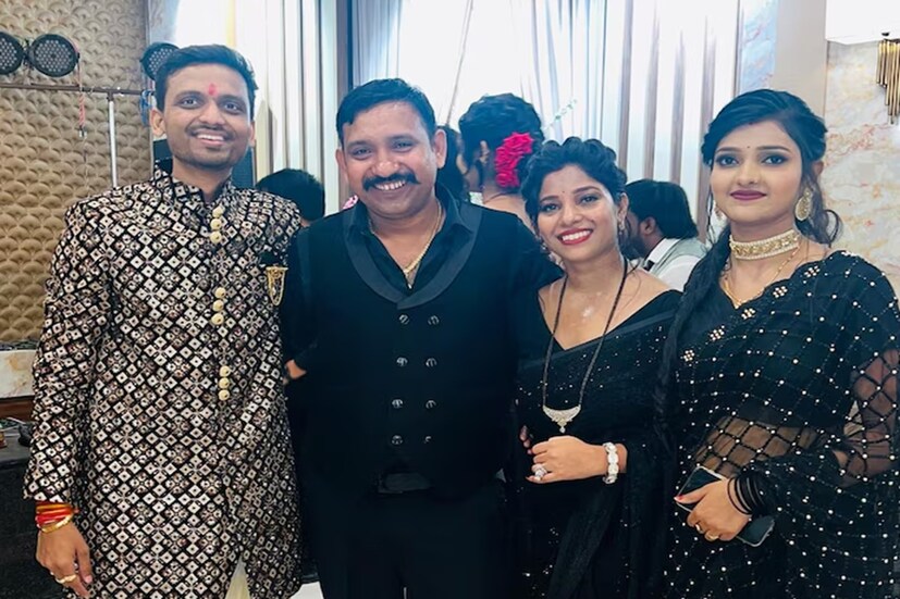 এমনকী, নেহার সঙ্গে চ্যাটের স্ক্রিনশটও শেয়ার করেছেন সচিন। যেখানে দাবি করা হয়েছে যে, নেহা তাঁকে প্রেমের প্রস্তাব দিয়েছেন। নেহাকে তিনি দিদি ডাকতেন। আর নেহা না কি বলতেন যে, তিনি সচিনের স্ত্রী হতে চান। শুধু তা-ই নয়, সচিন নিজের চ্যানেলে লাইভ করে নেহার বিরুদ্ধে গুরুতর অভিযোগ আনেন। তাঁর দাবি, মণীশার সঙ্গে দূরত্ব বাড়ানোর জন্য দায়ী নেহাই, এমনকী তাঁদের পরিবার পরিকল্পনা করতেও নিষেধ করেছেন। 