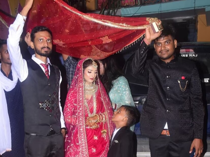 সচিন এবং মণীশা বিবাহিত। তাঁদের চ্যানেলের নাম ‘মিস্টার অ্যান্ড মিসেস সচিন রাজ’। এদিকে নেহা আশিস তিওয়ারিও একজন নামকরা ইউটিউবার। তাঁর চ্যানেলের নাম ‘নেহা আশিস তিওয়ারি ভ্লগস’। তাঁর নিজস্ব বুটিকের ব্যবসাও রয়েছে। তাঁর দাদা এবং বৌদিও বাড়িতে ভিডিও বানান। টিকটকের সময় থেকেই ভিডিও বানাচ্ছেন নেহা। নিজের স্বামীর সঙ্গেই ভিডিও বানাতেন তিনি। কিন্তু স্বামীর মৃত্যুর পর নিজের বাপের বাড়িতেই চলে আসেন নেহা। তাঁর এক কন্যা রয়েছে, যার নাম তাশি। বর্তমানে মা-বাবা, দাদা-বৌদির সঙ্গে বাবার বাড়িতেই থাকেন নেহা। 