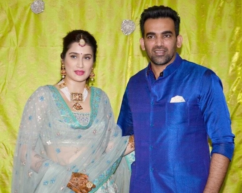 এমনকী, সাগরিকার মা-বাবার সঙ্গেও সুন্দর সম্পর্ক জামাই জাহিরের। আসলে আর এক ক্রিকেট তারকা যুবরাজ সিংয়ের বিয়েতে যাওয়ার কথা ছিল সাগরিকার। আর সেটা প্রকাশ্যে এলেই তাঁদের সম্পর্কের কথা জানাজানি হয়ে যেত। তাই সম্পর্কের কথা বাড়িতে জানিয়ে দেওয়ার সিদ্ধান্ত নিয়েছিলেন অভিনেত্রী। তাঁর কথায়, “যেদিন জাহিরের সঙ্গে আমার বাবার সঙ্গে প্রথম বার দেখা হল, সেদিনের সেই আলাপ হয়তো ১০ মিনিটের জন্যই ভেবেছিলাম। কিন্তু কখন যে এক ঘণ্টা কেটে গিয়েছে, টেরই পাইনি। আসলে জাহির এবং বাবা দু’জনের মধ্যেই একটা ভাল সম্পর্ক তৈরি হয়ে গিয়েছিল। আর আমার মা তো আমার থেকেও বেশি জাহিরকে পছন্দ করে।” 