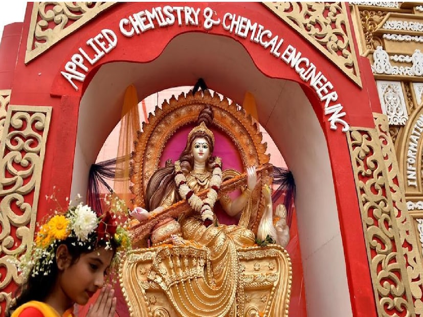 জীবন বাঁচাতে বাংলাদেশ থেকে পালিয়ে আসা এই হিন্দু পরিবারকে ঢাকা বিশ্ববিদ্যালয়ের চাকরি ছাড়তে হয়েছে। অন্যদিকে সরস্বতী পুজোর একদিন আগে মহম্মদ ইউনূস বলেন, সরস্বতী দেবী সত্য, ন্যায় ও জ্ঞানের আলোর প্রতীক। তিনি জ্ঞান, কথা ও মাধুর্যের সর্বশক্তিমান। বাংলাদেশে রয়েছে সাম্প্রদায়িক সম্প্রীতি। হাজার বছর ধরে এদেশে জাতি-বর্ণ-ধর্ম-বর্ণ নির্বিশেষে সব ধর্মের মানুষ একসঙ্গে বসবাস করে আসছে। এই দেশটি আমাদের সকলের এবং ধর্ম বা বর্ণ নির্বিশেষে সকল মানুষের জন্য একটি নিরাপদ স্থান।