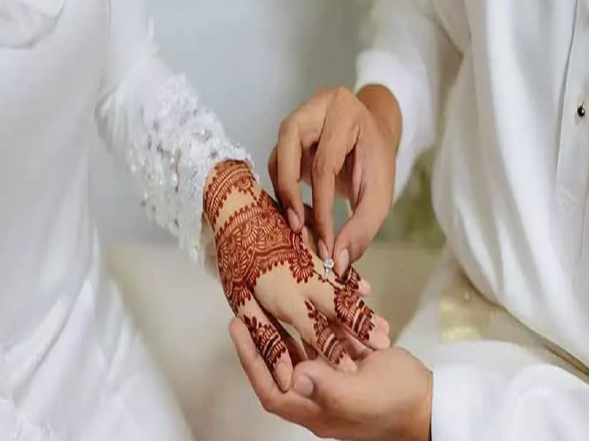 এ ঘটনায় সোশ্যাল মিডিয়ায় নানা প্রতিক্রিয়ার সৃষ্টি হয়েছে। কেউ কেউ এটিকে হাস্যকর বলে মনে করেছেন, অন্যরা এটিকে নেগেটিভভাবে দেখেছেন। ভারতীয় নেটিজেনদের বেশিরভাগের বক্তব্য এই ঘটনাটি অনৈতিকতা হিসেবে দেখছেন৷ Photo- Representative