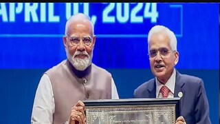 প্রধানমন্ত্রী নরেন্দ্র মোদির সঙ্গে শক্তিকান্ত দাস৷ ছবি- পিটিআই প্রধানমন্ত্রী নরেন্দ্র মোদির সঙ্গে শক্তিকান্ত দাস৷ ছবি- পিটিআই