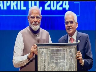 প্রধানমন্ত্রী নরেন্দ্র মোদির সঙ্গে শক্তিকান্ত দাস৷ ছবি- পিটিআই