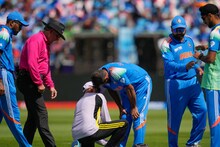 পাকিস্তানের বিরুদ্ধে শুরুতেই বড় ধাক্কা ভারতের! চোটের কারণে মাঠ ছাড়লেন মহম্মদ শামি