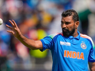 পাকিস্তানের বিরুদ্ধে শুরুতেই বড় ধাক্কা ভারতের! চোটের কারণে মাঠ ছাড়লেন মহম্মদ শামি