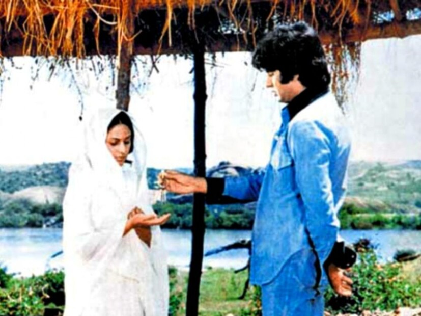 ‘কফি উইথ করণ’-এ একবার অতিথী হয়ে এসেছিলেন জয়া বচ্চন এবং হেমা মালিনী। পরিচালক করণ জোহরের এই বিখ&#x200d;্যাত শোতে নিজের আক্ষেপের কথা নিজে মুখেই বলেছিলেন জয়া। 