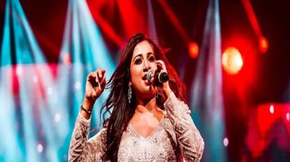 *মাত্র ১৬ বছর বয়সে সঞ্জয়লীলা বনশালীর 'দেবদাস' ছবিতে গান গেয়ে তাঁর কেরিয়ার শুরু। বাংলা, হিন্দির পাশাপাশি অসমিয়া, ভোজপুরি, তামিল, তেলুগু, ওড়িয়া, গুজরাতি, মারাঠি, মালয়ালাম, নেপালি, কন্নড় ভাষায় গান গেয়েছেন। সংগৃহীত ছবি।
*মাত্র ১৬ বছর বয়সে সঞ্জয়লীলা বনশালীর 'দেবদাস' ছবিতে গান গেয়ে তাঁর কেরিয়ার শুরু। বাংলা, হিন্দির পাশাপাশি অসমিয়া, ভোজপুরি, তামিল, তেলুগু, ওড়িয়া, গুজরাতি, মারাঠি, মালয়ালাম, নেপালি, কন্নড় ভাষায় গান গেয়েছেন। সংগৃহীত ছবি।