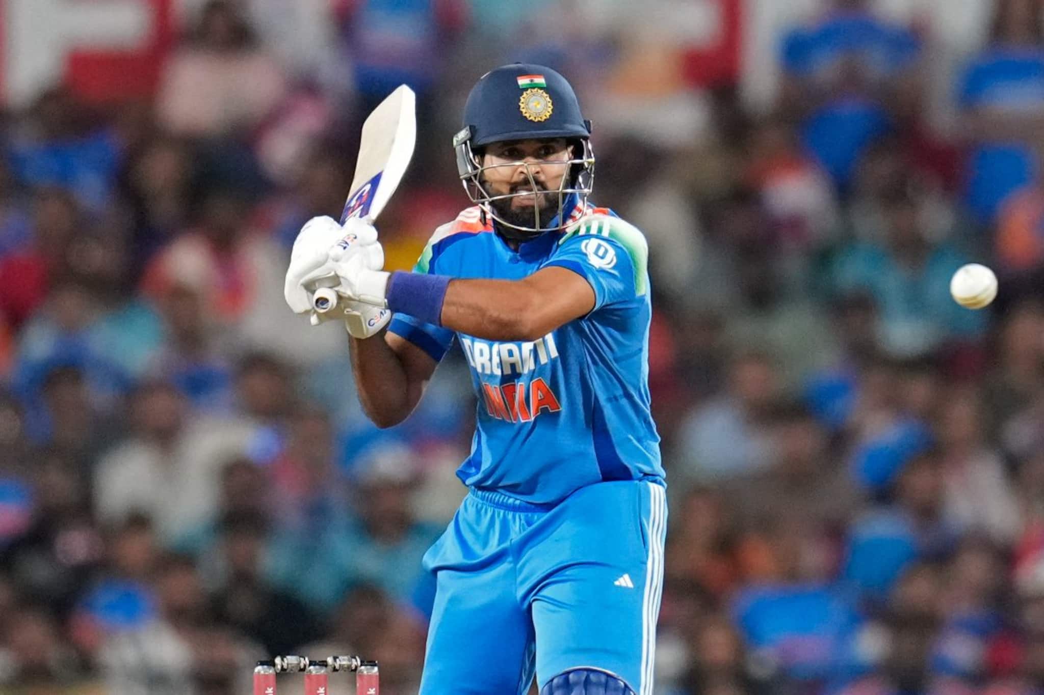 ভয়ঙ্কর বাউন্সার সজোরে গিয়ে লাগল শ্রেয়স আইয়ারের হেলমেটে! তারপর যা ঘটল....