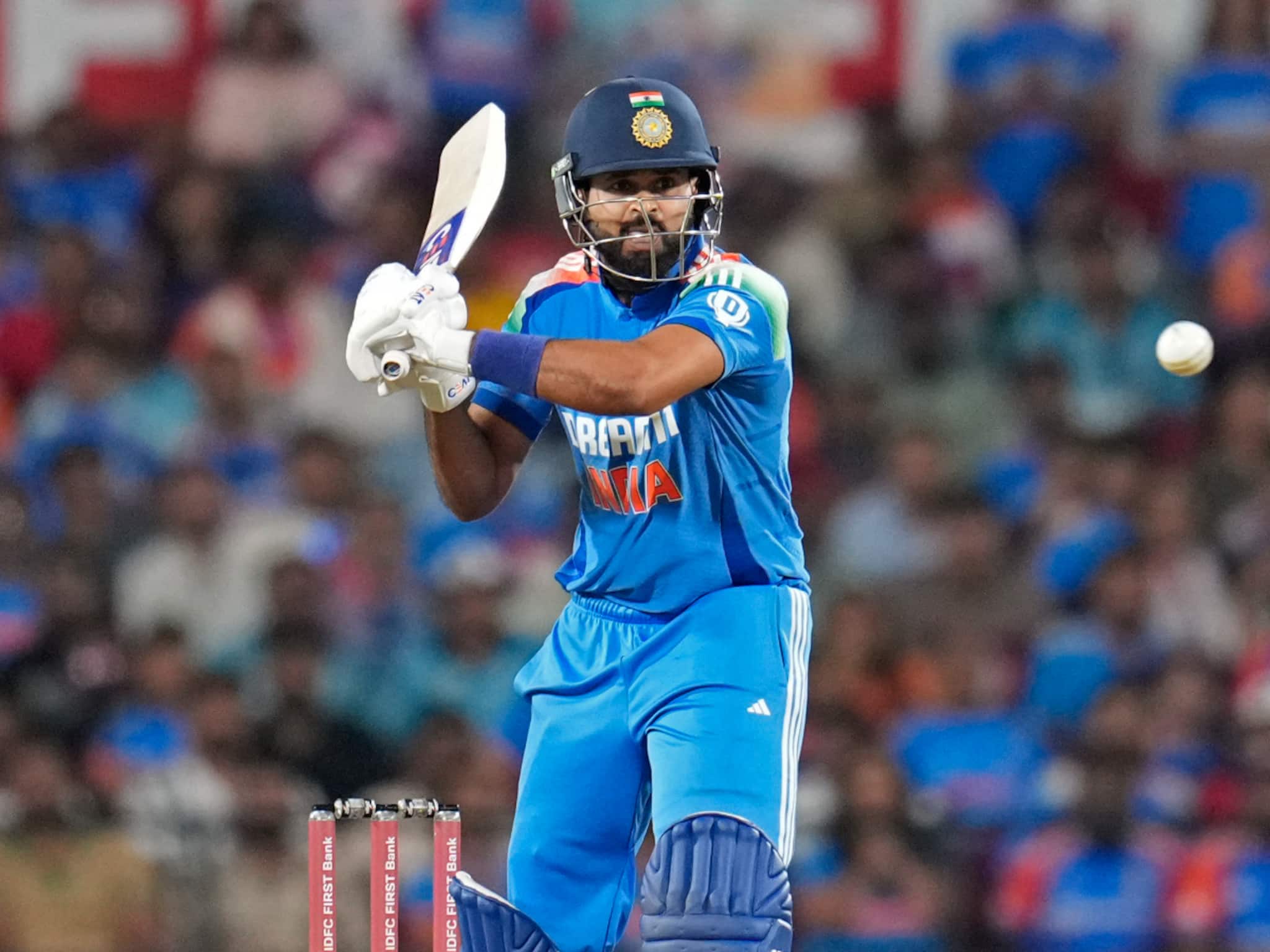 ভয়ঙ্কর বাউন্সার সজোরে গিয়ে লাগল শ্রেয়স আইয়ারের হেলমেটে! তারপর যা ঘটল....