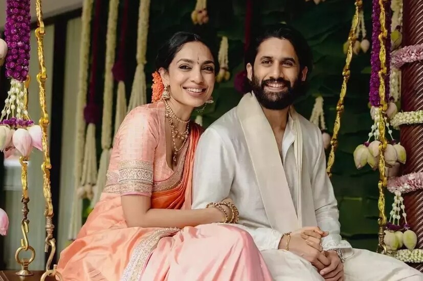 নাগা চৈতন্য এবং শোভিতা ধূলিপালা বিয়ের পিঁড়িতে বসেছেন গত বছরের ডিসেম্বর মাসে। বিয়ের অনুষ্ঠানে নবদম্পতিকে আশীর্বাদ করার জন্য উপস্থিত হয়েছিলেন নামীদামি তারকারাও। নাগা-শোভিতার বিয়ের অনুষ্ঠানের ছবি এবং ভিডিও ভাইরাল হয়ে গিয়েছে সোশ্যাল মিডিয়ায়। কিন্তু নাগা চৈতন্যের দ্বিতীয় বিয়ে চর্চার শিরোনামে উঠে এসেছে। 