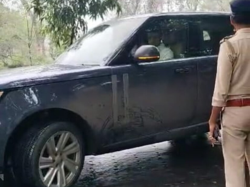 ধুলো-ময়লা আর কাদা বেশি করে দৃশ্যমান হয়:এমনিতে ব্যবহার করতে করতে গাড়ির গায়ে ধুলো-বালি লেগে যায় আর কালো রঙের গাড়ির গায়ে ধুলো-ময়লা বেশি পরিমাণে দৃশ্যমান হয়। তাই তা সময়ে সময়ে পরিষ্কার করতে হয়। সেই কারণে গাড়ির রক্ষণাবেক্ষণের উপর অনেকটাই টাকা খরচ হয়ে যায়।