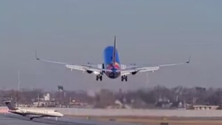 অল্পের জন্য এড়ানো গেল দুর্ঘটনা, শিকাগো বিমানবন্দরে ভয়ঙ্কর ঘটনা! (IMAGE: @MarioNawfal/X)