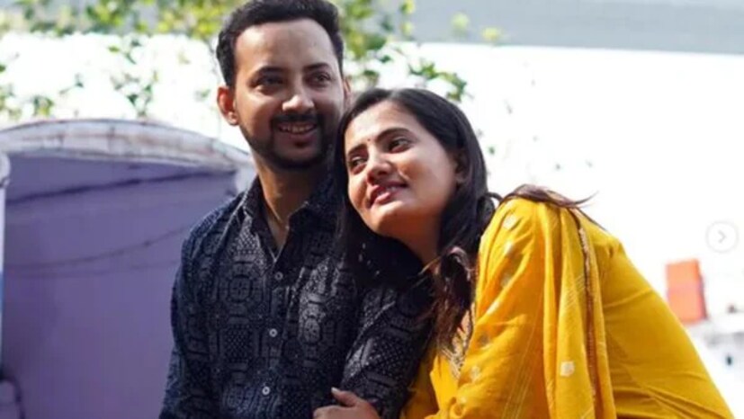  সারেগামাপা-তেই ধুমধাম করে আয়োজন করা হয়েছিল শুভশ্রী এবং শুভজিতের এনগেজমেন্ট এবং সংগীত। প্রেমিকার হাতে আংটি পরিয়ে দিয়েছিলেন হবু বর, কুমার শানু গান ধরেছিলেন, 'ধীরে ধীরে সে মেরি জিন্দেগি মে আনা...' সংগীতে পারফর্ম করেছিলেন উদিত নারায়ণ এবং কবিতা কৃষ্ণমূর্তি। (ছবি- ফেসবুক)