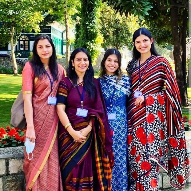 নবম তেলঙ্গানা এনসিসি ব্যাটেলিয়নের কম্যান্ডিং অফিসার কর্নেল অজয় কুমারের কন্যা ঐশ্বর্য। রাজস্থানে তাঁর জন্ম এবং বেড়ে ওঠা। ছোটবেলা থেকেই মেধাবী ছিলেন তিনি। দিল্লির সংস্কৃতি স্কুলের দ্বাদশ শ্রেণীর বোর্ড পরীক্ষায় ৯৭.৫ শতাংশ নম্বর পেয়েছিলেন। এরপর দিল্লি বিশ্ববিদ্যালয়ের শ্রীরাম কলেজ অফ কমার্স থেকে স্নাতক পাশ করেছিলেন ঐশ্বর্য। সেখান থেকেই তাঁর মনে মডেলিংয়ের প্রতি টান জন্মায়।