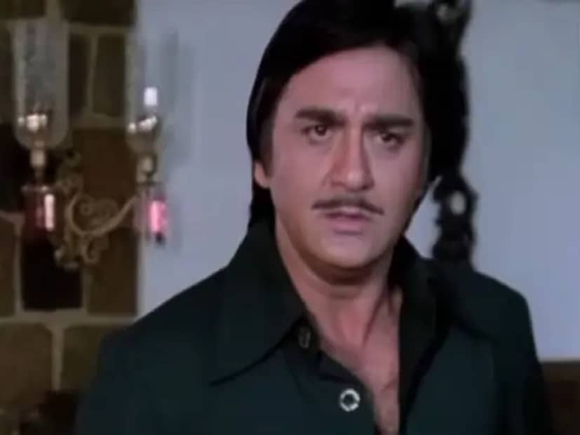 অভিনেতা সুনীল দত্ত শুধু একজন দুর্ধর্ষ অভিনেতাই নন, এর পাশাপাশি তিনি একজন নামী পরিচালকও বটে! ১৯৫৫ সালে ‘রেলওয়ে প্ল্যাটফর্ম’ নামে একটি ছবির হাত ধরে হিন্দি ছবির জগতে পা রেখেছিলেন। ‘এক হি রাস্তা’ এবং ‘মাদার ইন্ডিয়া’-র মতো ছবির হাত ধরে তুমুল জনপ্রিয়তা অর্জন করেছিলেন তিনি। এরপর থেকে বলিউড ইন্ডাস্ট্রির অন্যতম বড় তারকা হয়ে উঠেছিলেন সুনীল দত্ত। তাঁর শেষ ছবি ছিল ‘মুন্নাভাই এমবিবিএস’। 