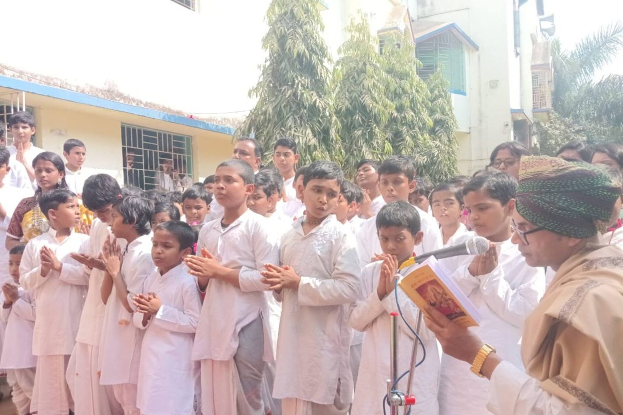 অভিনব উদ্যোগ বর্ধমানে, বাংলা মন্ত্রে বাগদেবীর অঞ্জলি দিল পড়ুয়ারা