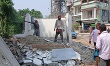 পার্টি অফিসের সামনে পুলিশ বাহিনী নিয়ে হাজির প্রশাসনের কর্তারা! ব্যাপার কী? যা জানা গেল...