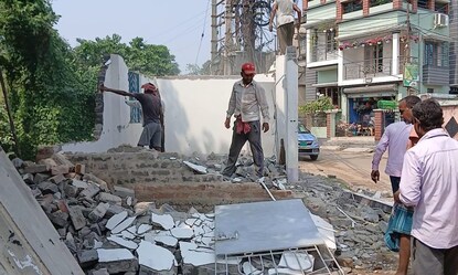 পার্টি অফিসের সামনে পুলিশ বাহিনী নিয়ে প্রশাসনের কর্তারা! ব্যাপার কী?