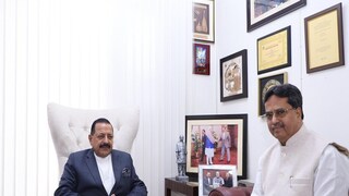 কেন্দ্রীয় মন্ত্রী ড. জিতেন্দ্র সিংয়ের সঙ্গে দেখা করলেন ত্রিপুরার মুখ্যমন্ত্রী ড. মানিক সাহা। কেন্দ্রীয় মন্ত্রী ড. জিতেন্দ্র সিংয়ের সঙ্গে দেখা করলেন ত্রিপুরার মুখ্যমন্ত্রী ড. মানিক সাহা।