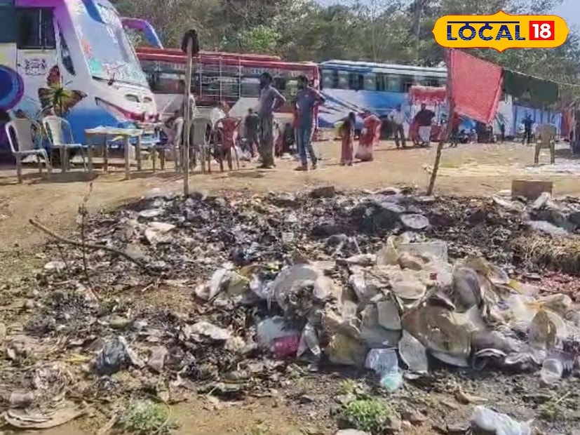 মানুষ মুকুটমনিপুর আসে, জল,জঙ্গল এবং পাহাড়ে একটু একাকীত্ব সময় কাটাতে। তবে এমন আবর্জনা থাকলে, নষ্ট হয়ে যাবে পরিবেশ। কমে যাবে পর্যটক আনাগোনা। খাতড়া মহকুমার মুকুটমণিপুরের আবর্জনা যাতে প্রশাসনের নজরে আছে এবং প্রশাসন যাতে ব্যবস্থা নেয় সেটাই চাইছে সাধারণ মানুষ।