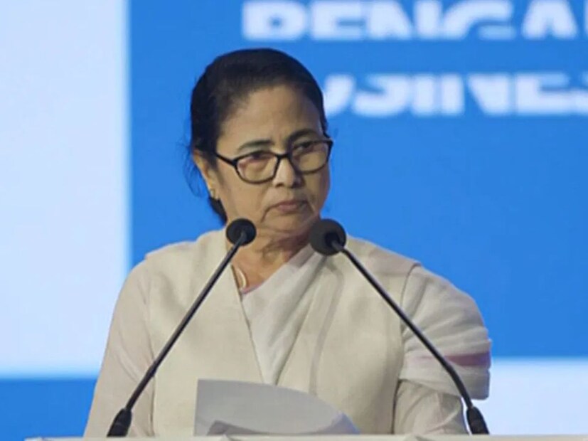 এরপরই স্বাস্থ্যসাথী নিয়ে মমতা বলেন, ''স্বাস্থ্যে আমাদের রাজ্য বিপ্লব এনেছে। আমাদের স্বাস্থ্যসাথী স্কিমের সুফল পায় পরিবার। বাড়ির মহিলার নামে এটা হয়। আর এই কার্ডে কোনও শর্ত নেই। ১২ হাজার কোটি এখনও অবধি আমরা খরচ করেছি, স্বাস্থ্য ক্ষেত্রের এই অংশে। প্রায় ৩২ হাজার শিশুকে আমরা শিশুসাথী প্রকল্পে বিনামূল্যে অপারেশন করে দিয়েছি। ২ কোটি ৩০ লাখের বেশি মানুষের চোখের চিকিৎসা করিয়েছি।''