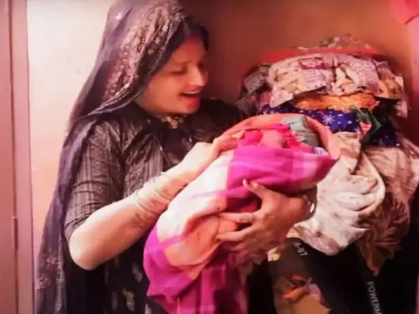 শিশুটির সাথে সম্পর্ক কী? পাকিস্তান থেকে আসা এই নারী জানিয়েছেন যে শিশুটির মা হলেন সচিন মীনার বৌদি অঞ্জলি। ৯ ফেব্রুয়ারি রাতে ১১টার সময় তিনি একটি পুত্রসন্তানের জন্ম দিয়েছেন। সীমা হায়দার তার শেয়ার করা ভিডিওতে দেখিয়েছেন, বাড়ির উঠোনে ঢোল বাজছে এবং পরিবারের সবাই আনন্দের সাথে নাচছেন। সীমা আদর করে শিশুটির নাম রেখেছেন 'চন্দু'।