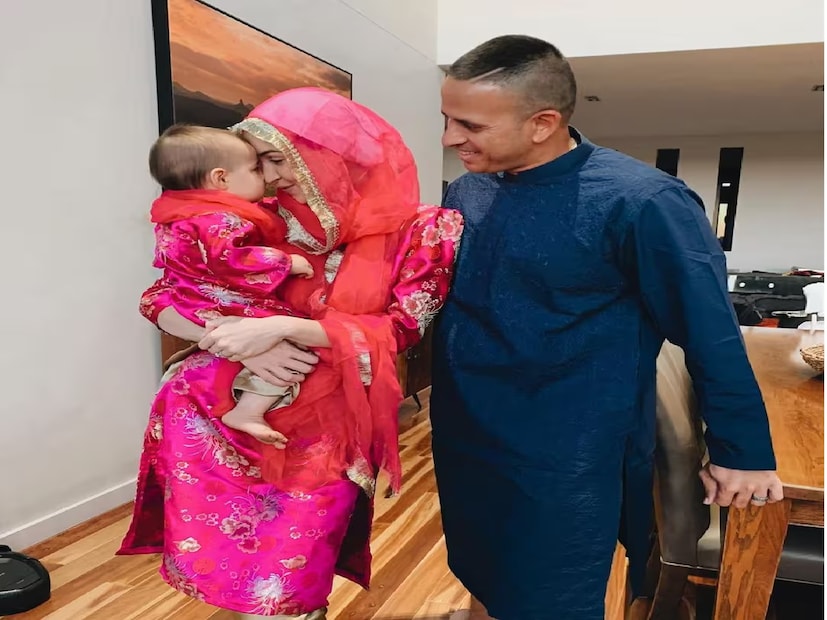 : পাকিস্তানি বংশোদ্ভূত অজি ক্রিকেটার উসমান খোওয়াজার প্রেম কাহিনী দারুণ৷ অস্ট্রেলিয়ার জার্সিতে ওপেনার তিনি৷ তাঁর জন্ম পাকিস্তানের ইসলামাবাদে৷ পেশাদার ক্রিকেটার হওয়ার আগে থেকেই তাঁর প্রেমের শুরু৷ তাঁর স্ত্রী-র প্রথম নাম র&#x200d;্যাচেল ম্যাকলেলান৷ ধর্মান্তকরণের ফলে তাঁর নাম হয় র&#x200d;্যাচেল খোওয়াজা৷ Photo- Collected