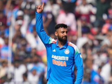 ৫ উইকেট নিয়েও সেমিফাইনাল থেকে বাদ বরুণ চক্রবর্তী! বড় ইঙ্গিত ভারতীয় তারকার