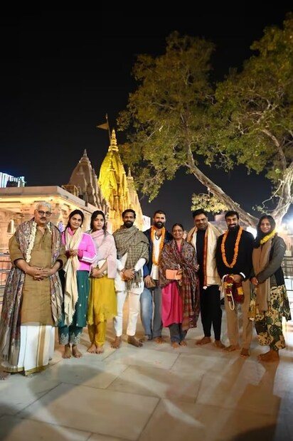সামাজিক মাধ্যমে মহাকুম্ভের বেশ কিছু ছবি শেয়ার করেছেন বিজয়। তার মধ্যে একটিতে অভিনেতার মা মাধবী গঙ্গা, যমুনা, সরস্বতীর সঙ্গমে ডুব দিচ্ছেন। সেই সব ছবির ক্যাপশনে বিজয় লিখেছেন, “২০২৫ কুম্ভমেলা – শিকড়ের দিকে যাত্রা। আমাদের ঐতিহ্য এবং পরম্পরার প্রতি শ্রদ্ধা জানাতে এসেছি। বন্ধুরা আছে, আজীবনের স্মৃতি তৈরি হচ্ছে। মায়ের সঙ্গে প্রার্থনা করছি। সবার সঙ্গে কাশীর এই বিশেষ সফর আরও সুন্দর হয়ে উঠেছে।”
