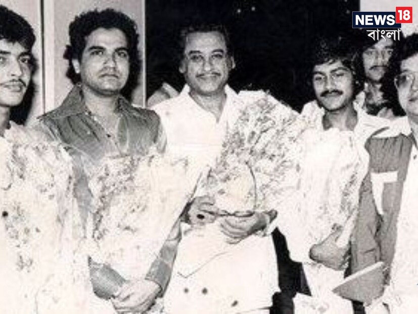 বলিউডের অন্যতম প্রিয় গায়ক৷ শাহরুখ-সলমন-আমির থেকে শুরু করে প্রায় প্রতিটি প্রথম সারির হিরোর জন্য গান গেয়েছেন তিনি৷ প্রচুর হিট গান রয়েছে তাঁর ঝুলিতে৷ অনেকের পছন্দের গায়কও তিনি৷ তবে ব্যক্তিগত জীবনে তিনি অত্যন্ত 'ঠকবাজ'! এক বউকে বাড়িতে রেখে অন্য বউকে বিয়ে করেন, একেবার চুপিসারে৷ সেই খবর ছড়িয়ে পড়তেই হইচই পড়ে যায়৷ 