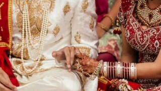 সবাইকে হতবাক করে দিয়ে বিয়েতে এক আশ্চর্যজনক পদক্ষেপ নিলেন বর। নিজেই নিজের বিয়ের বৈদিক মন্ত্র পাঠ করার দায়িত্ব নিলেন বর। এই বেনজির কাজটি সোশ্যাল মিডিয়ায় ঝড়ের গতিতে ভাইরাল হয়েছে।