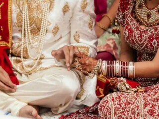 সবাইকে হতবাক করে দিয়ে বিয়েতে এক আশ্চর্যজনক পদক্ষেপ নিলেন বর। নিজেই নিজের বিয়ের বৈদিক মন্ত্র পাঠ করার দায়িত্ব নিলেন বর। এই বেনজির কাজটি সোশ্যাল মিডিয়ায় ঝড়ের গতিতে ভাইরাল হয়েছে।