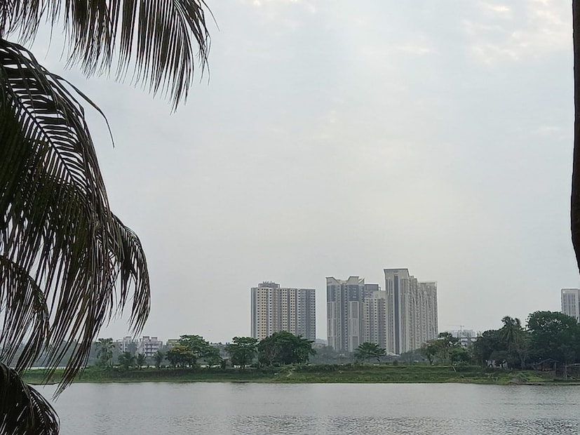 কলকাতায় আজ, মঙ্গলবার সকালে সর্বনিম্ন তাপমাত্রা ২৩.২ ডিগ্রি সেলসিয়াস। যা স্বাভাবিক তাপমাত্রার চেয়ে ৪.৫ ডিগ্রি সেলসিয়াস বেশি। গতকাল, রবিবার দিনের সর্বোচ্চ তাপমাত্রা ছিল ৩০.২ ডিগ্রি সেলসিয়াস। যা স্বাভাবিক তাপমাত্রার থেকে ০.২ ডিগ্রি সেলসিয়াস বেশি। বাতাসে জলীয় বাষ্পের পরিমাণ বা আপেক্ষিক আর্দ্রতা ৩৩ থেকে ৯৫ শতাংশ। আগামী ২৪ ঘণ্টায় শহরের তাপমাত্রা থাকবে ২৩ ডিগ্রি থেকে ৩০ ডিগ্রি সেলসিয়াসের মধ্যে।