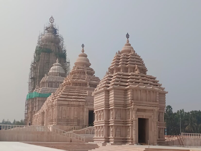 *দিঘায় প্রায় শেষের পথে শ্রীক্ষেত্রের আদলে মন্দির নির্মাণ। তীর্থ ভ্রমণের ক্ষেত্রে নয়া দিগন্ত উন্মোচনের লক্ষ্যে সমুদ্র শহর দিঘায় নির্মিত হচ্ছে আরেক কলিঙ্গ স্থাপত্য। শ্রীক্ষেত্রের আদলে ২১৩ ফুট উচ্চতার জগন্নাথ মন্দির নির্মাণের পরিকল্পনা ২০১৯ সালে। নির্মাণকারী সংস্থা হিডকোর তৈরি নকশা প্রকাশ করেছিলেন মুখ্যমন্ত্রী মমতা বন্দ্যোপাধ্যায়। এরপর ২০২২- এর ৩ মে অক্ষয় তৃতীয়ার দিন মন্দিরের ভিত্তিপ্রস্তর স্থাপন করা হয়। ২০০ কোটির ঘোষিত প্রকল্প। সংগৃহীত ছবি। 