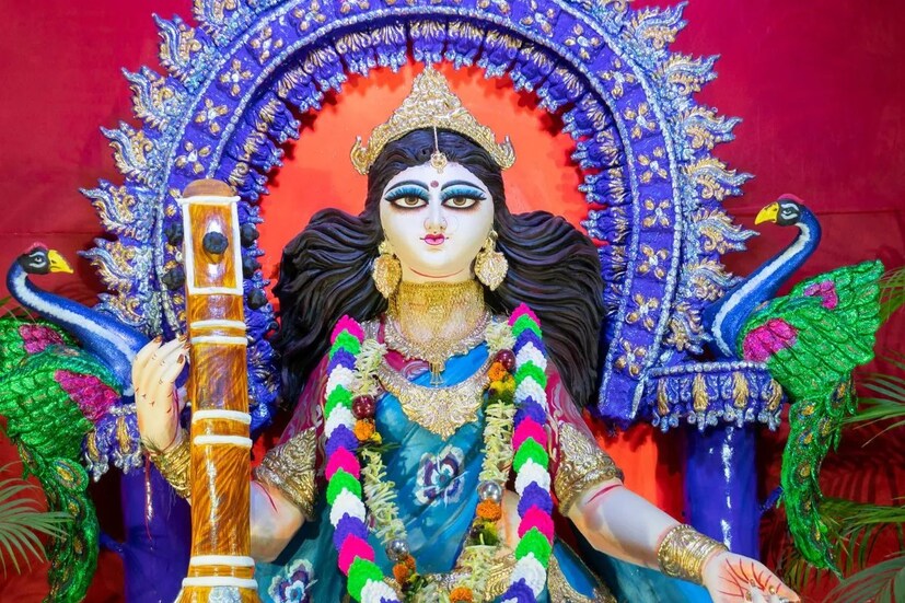 সরস্বতী পুজোয় কোন ফুল এবং কোন ফল নিবেদন করবেন, জেনে নিন। বলছেন জ্যোতিষ বিশারদ চক্রপাণি ভাট। প্রচলিত বিশ্বাস, বীণাপাণির পুজোয় এই ফুল ও ফল নিবেদন করলে তিনি সবথেকে বেশি সন্তুষ্ট হন। লাভ করা যায় তাঁর কৃপা।