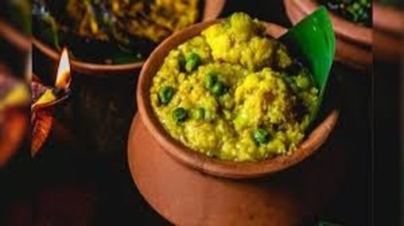 খিচুড়ি, পায়েস সাজিয়ে দিন মা সরস্বতীর পুজোর ভোগপ্রসাদে। পাশাপাশি রাখতে ভুলবেন না রাজভোগ, বোঁদে, বাসন্তী পোলাও এবং কেশরমিশ্রিত পায়েস। কারণ সরস্বতী পুজো ও বসন্তকালের দুই গুরুত্বপূর্ণ রং হল সাদা এবং হলুদ। তাই পোশাকের পাশাপাশি পুজোর উপাচারেও রাখুন এই রঙের প্রাধান্য।