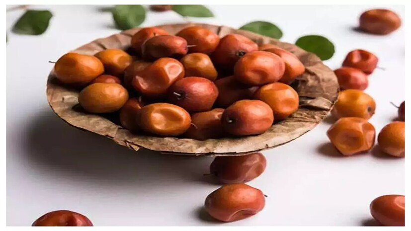 কুলে প্রচুর পরিমাণে ফাইবার পাওয়া যায়, যা হজম প্রক্রিয়াকে শক্তিশালী করে এবং কোষ্ঠকাঠিন্যের সমস্যা দূর করে। স্বাস্থ্য বিশেষজ্ঞদের মতে, কুল অন্ত্রের প্রদাহ কমাতেও সাহায্য করে। কুলে প্রচুর পরিমাণে ফাইবার থাকে, তবে এতে ক্যালরি খুব কম পরিমাণে পাওয়া যায়। তাই যাঁরা ওজন কমানোর চেষ্টা করছেন, তাদের জন্য এটি আদর্শ ফল।