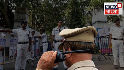 নদিয়ার শান্তিপুর থানার পুলিশ এক প্রাক্তন পুলিশ কর্মীকে মহিলাদের কুপ্রস্তাব দেওয়ার অভিযোগে গ্রেফতার করেছে। অভিযুক্তের নাম স্বপন কুমার মন্ডল। এই ঘটনাকে কেন্দ্র করে এলাকায় ব্যাপক উত্তেজনা ছড়িয়ে পড়েছে। নদিয়ার শান্তিপুর থানার পুলিশ এক প্রাক্তন পুলিশ কর্মীকে মহিলাদের কুপ্রস্তাব দেওয়ার অভিযোগে গ্রেফতার করেছে। অভিযুক্তের নাম স্বপন কুমার মন্ডল। এই ঘটনাকে কেন্দ্র করে এলাকায় ব্যাপক উত্তেজনা ছড়িয়ে পড়েছে।