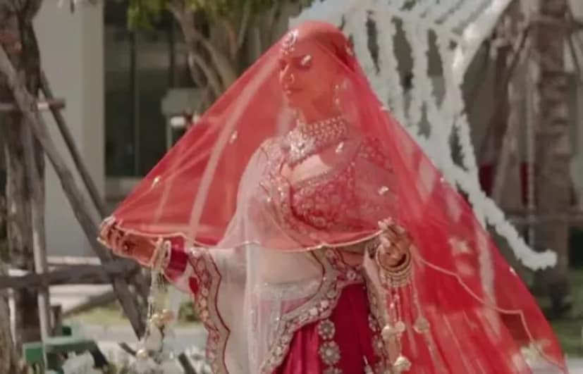 ভিডিওটি শুরু হয় যেখানে নীহার একটি লাল ঘোমটা দিয়ে মাথা ঢেকে করিডোরে হেঁটে যাচ্ছেন। মাঝপথে, তিনি ঘোমটা সরিয়ে তাঁর টাক প্রদর্শন করেন৷ বলা বাহুল্য, কেশহীন রূপেও তাঁকে অপূর্ব লাগছিল। 