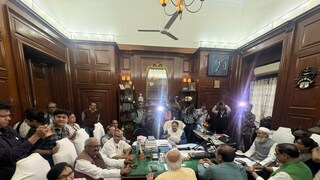 আগামী সোমবার থেকে রাজ্য বিধানসভার অধিবেশন শুরু হতে চলেছে। রাজ্যপালের ভাষণের মাধ্যমে এই অধিবেশন সূচনা হবে। এবারের অধিবেশন বিশেষ গুরুত্বপূর্ণ, কারণ এটি রাজ্য সরকারের শেষ পূর্ণাঙ্গ বাজেট অধিবেশন। বিধানসভার অধ্যক্ষ বিমান বন্দোপাধ্যায় জানিয়েছেন, সোমবার দুপুর ২টায় রাজ্যপালের ভাষণ দিয়ে অধিবেশন শুরু হবে। এরপর বিকেল সাড়ে ৩টেয় মোশন অফ থ্যাঙ্কস নিয়ে আলোচনা হবে।