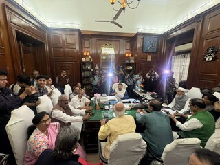 আগামী সোমবার থেকে রাজ্য বিধানসভার অধিবেশন শুরু হতে চলেছে। রাজ্যপালের ভাষণের মাধ্যমে এই অধিবেশন সূচনা হবে। এবারের অধিবেশন বিশেষ গুরুত্বপূর্ণ, কারণ এটি রাজ্য সরকারের শেষ পূর্ণাঙ্গ বাজেট অধিবেশন। বিধানসভার অধ্যক্ষ বিমান বন্দোপাধ্যায় জানিয়েছেন, সোমবার দুপুর ২টায় রাজ্যপালের ভাষণ দিয়ে অধিবেশন শুরু হবে। এরপর বিকেল সাড়ে ৩টেয় মোশন অফ থ্যাঙ্কস নিয়ে আলোচনা হবে।