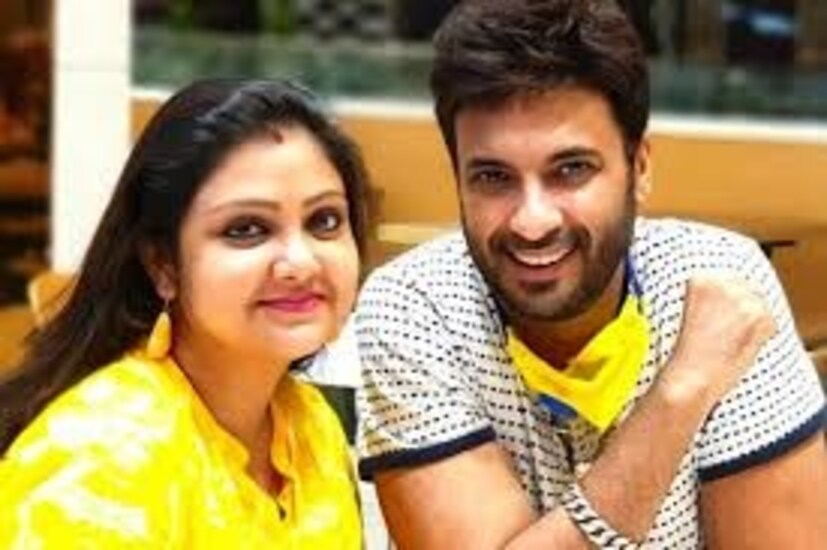 টলিপাড়ার অন্যতম চর্চিত দম্পতি সম্রাট ও ময়না মুখোপাধ্যায়। তাঁদের দাম্পত্য়ের রসায়ন আরও জনপ্রিয়তা পায়, যখন তাঁরা একসঙ্গে অংশ নিয়েছিলেন স্টার জলসার রিয়েলিটি শো ইস্মার্ট জোড়িতে। তবে এখন খবর, সম্রাট-ময়নার ২২ বছরের দাম্পত্য নাকি ভাঙার মুখে।