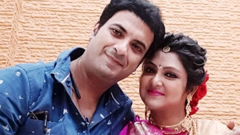 তাঁদের ডিভোর্স-চর্চা শুরু হয় সরস্বতী পুজো থেকে। প্রতিবার পুজোর আয়োজন করেন সম্রাট। তবে এবার অনুপস্থিত ছিলেন ময়না। সম্রাটের জবাব ছিল, ‘ও অসুস্থ’। 