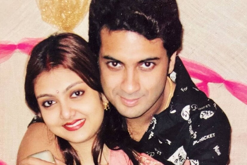 বাড়ির অমতে ভালবেসে বিয়ে করেছিলেন সম্রাট-ময়না। যার ফলে বিলাসবহুল বাড়ি ছেড়ে তাঁদের আশ্রয় নিতে হয় এক কামরার ফ্ল্যাটে। শুরু হয় নতুন সংগ্রাম।